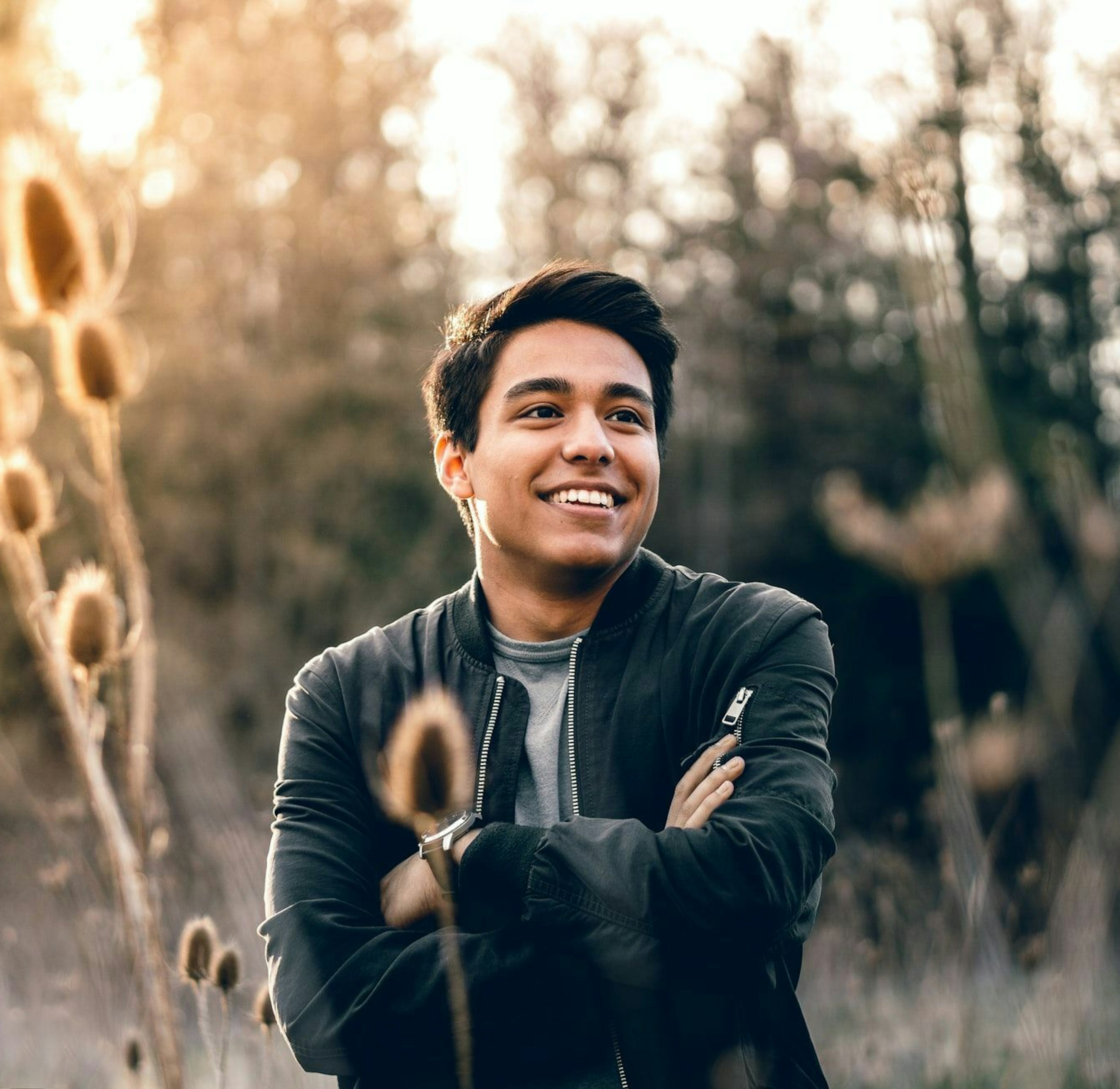 Jonge man in natuur UnSp