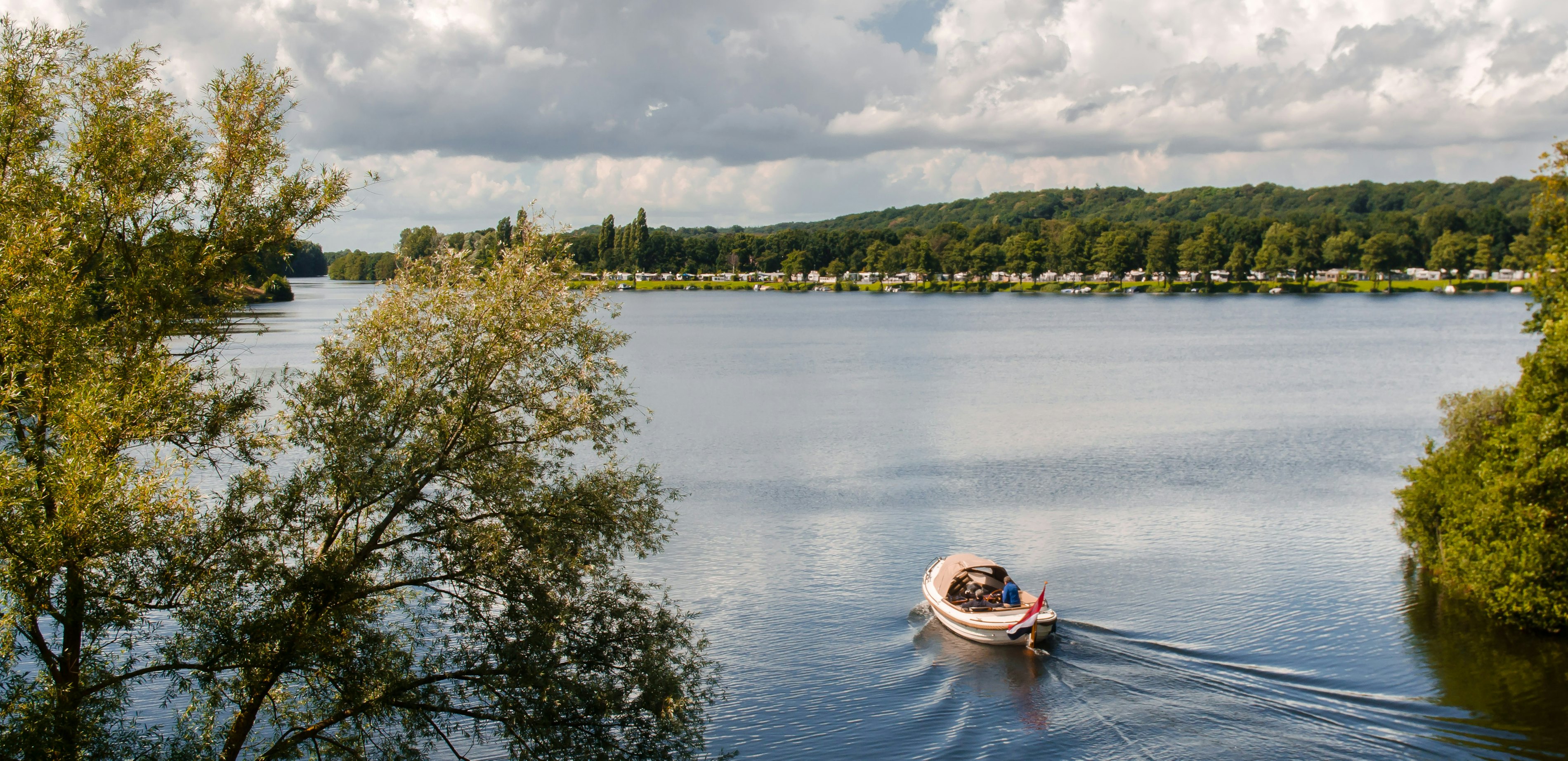 Elly de Haan Bootje varen op de Mookerplas