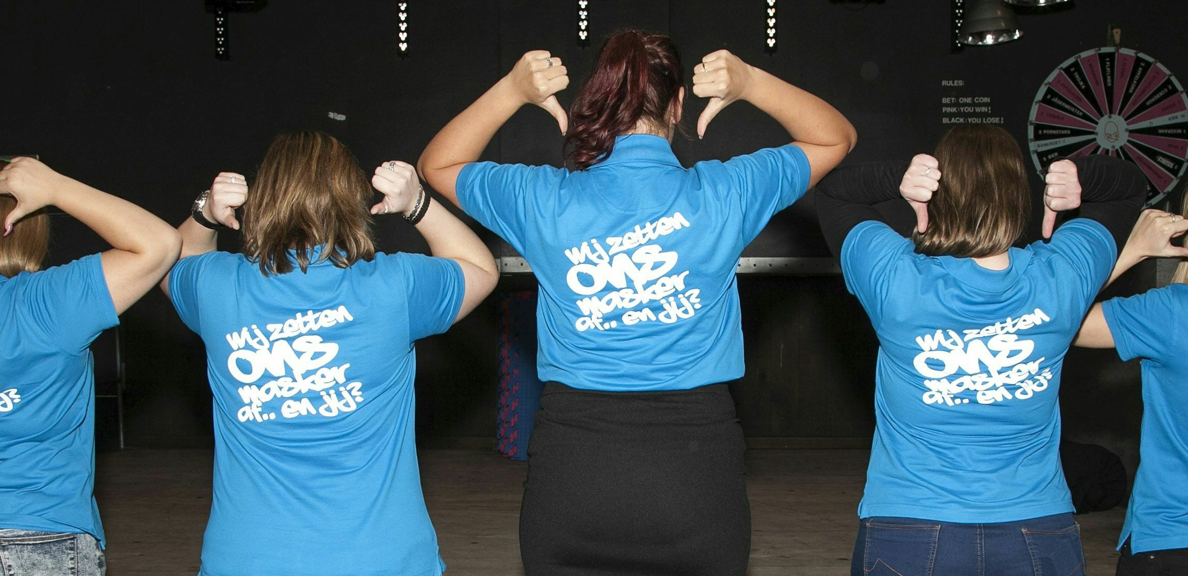 Wij zetten ons masker af